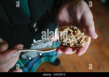 Championnats du monde de fabrication de porridge 2019, alias le Golden Spurtle, à Carrbridge, en Écosse. Dégustation de porridge. Banque D'Images