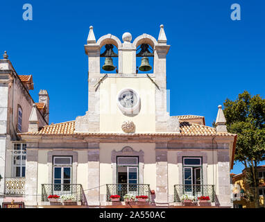 Étant donné le double tour d'horloge Bell dans la municipalité centre de la charmante ville côtière de Cascais, Portugal Banque D'Images