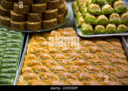 Bain turc desser Baklava à la pistache, miel et noix. Délicieux loukoums. Banque D'Images