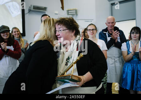 Championnats du monde de fabrication de porridge 2019, alias le Golden Spurtle, à Carrbridge, en Écosse. La gagnante Lisa Williams. Banque D'Images