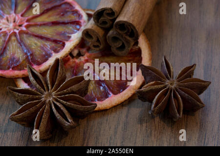 Orange sicilienne séché et séchés tranche de citron avec des bâtons de cannelle et anis étoile sur fond de bois brun, Close up. Macro. Ambiance de Noël backgroun Banque D'Images