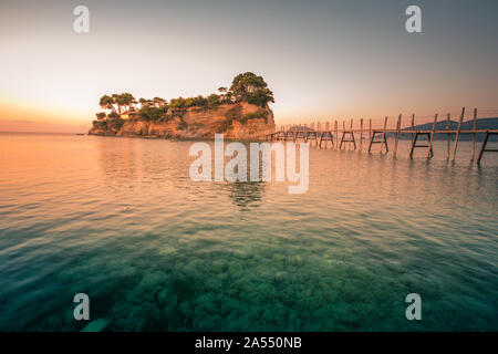 Beau Soleil sur la célèbre île du fond noir. Une belle petite île avec pont de bois et l'eau turquoise. Zante Grèce. En été. Banque D'Images