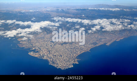 Vue aérienne de la côte libanaise à la ville de Beyrouth, le Mont-Liban avec en arrière-plan. Banque D'Images