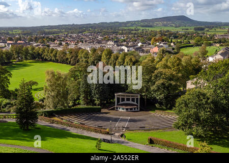 La ville de Clitheroe dans le comté de Lancashire au Royaume-Uni. Vue depuis les remparts du château de Clitheroe. Banque D'Images