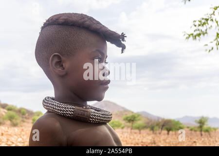 Portrait d'une belle jeune fille Himba, Kaokoland, Namibie, Afrique Banque D'Images