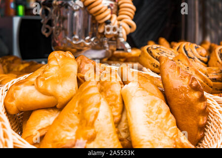 Gâteau traditionnel russe Samovar et Kournik . des petits pâtés sur l'arrière-plan du samovar avec karlikami Banque D'Images