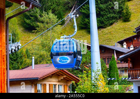 Kandersteg, Suisse - le 17 octobre 2019 : cabine téléphérique au lac de l'Oeschinensee, Alpes Bernoises Banque D'Images