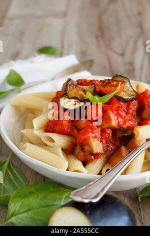 Penne Alla norma - pâtes italiennes traditionnelles avec les aubergines et les tomates Banque D'Images