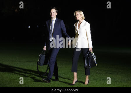 Washington, District de Columbia, Etats-Unis. 18 Oct, 2019. Conseiller principal au président Trump Jared Kushner (L) et sa femme Ivanka Trump (R), fille du président Trump, marcher sur la pelouse Sud après son retour à la Maison Blanche par un marin, à Washington, DC, USA, 18 octobre 2019. Le couple a rejoint le Président Trump lors d'un voyage à New York Crédit : Michael Reynolds/CNP/ZUMA/Alamy Fil Live News Banque D'Images