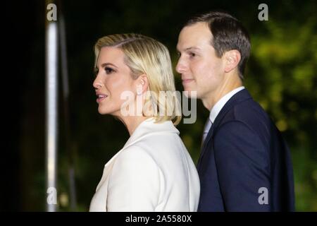 Washington, DC, USA. 18 Oct, 2019. Conseiller principal au président Trump Jared Kushner (R) et son épouse (L) Ivanka Trump, fille du président Trump, marcher sur la pelouse Sud après son retour à la Maison Blanche par un marin, à Washington, DC, USA, 18 octobre 2019. Le couple a rejoint le Président Trump lors d'un voyage au Texas.Crédit : Michael Reynolds/Piscine via CNP | Conditions de crédit dans le monde entier : dpa/Alamy Live News Banque D'Images