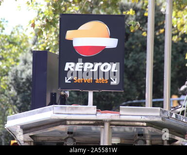 Station de remplissage Repsol vu dans le centre de Barcelone. Banque D'Images