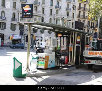 Station de remplissage Repsol vu dans le centre de Barcelone. Banque D'Images