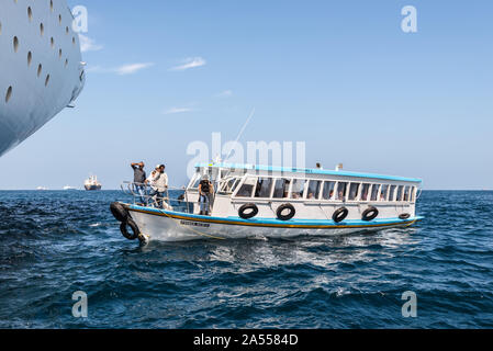 Male, Maldives - Le 18 novembre 2017 : bateau de croisière n'a été produit à côté de la rive. Des milliers de personnes sont allés visiter belle île tropicale de Mal Banque D'Images