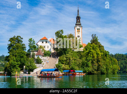 Le lac de Bled avec l'église de Sainte Marie de l'assomption sur l'île de Bled en Haute-carniole, Slovénie Banque D'Images