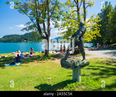 Centre olympique d'Aviron avec les baigneurs. Le lac de Bled en Haute-carniole, Slovénie Banque D'Images