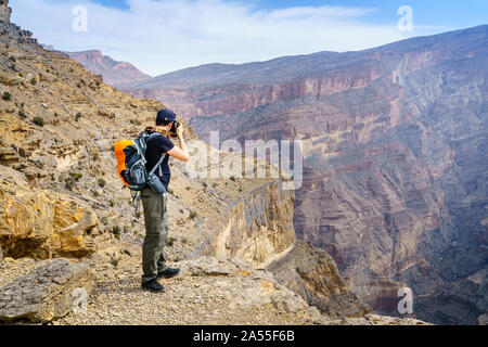 L'homme prend des phots du canyon dans la montagne Jebel Shams en Oman Banque D'Images