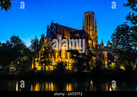 Allemagne, Stuttgart feuersee populaires Church of St john édifice gothique éclairée par nuit dans le centre qui reflète dans l'eau du lac Banque D'Images