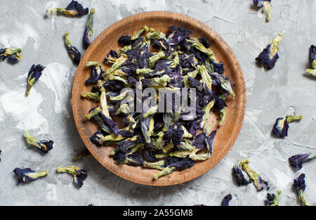 Papillon Bleu séchés des fleurs de pois sur une plaque Vue de dessus Banque D'Images