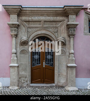 Freyburg Unstrut. Haus Markt 14. Renaissance-Sitznischenportal inschriftlich auf 1554 datiert Banque D'Images