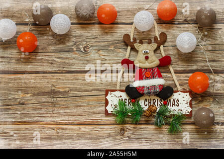 Arrière-plan en bois avec boules de décoration et cerf de Noël sur la table. Cadre vacances d'hiver. Vue de dessus de la couche à plat. Espace de copie Banque D'Images