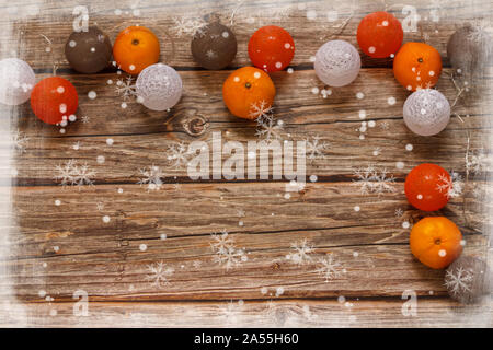 Arrière-plan en bois avec boules de décoration de Noël et mandarines sur la table. Cadre vacances d'hiver. Vue de dessus de la couche à plat. Espace de copie Banque D'Images