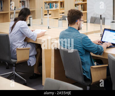 Les étudiants qui étudient dans une bibliothèque publique. Banque D'Images