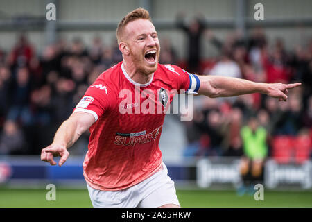 Salford City FC 1-0 Cambridge United. La gâche de Salford, Adam Rooney célèbre la notation. Banque D'Images