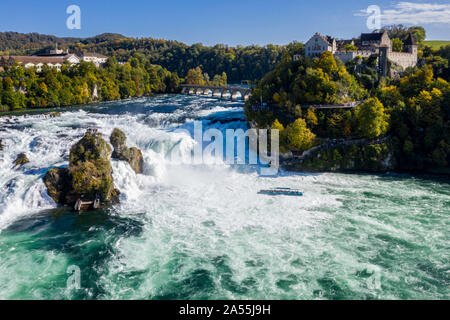 Chutes du Rhin (Rhein), Suisse vue panoramique vue aérienne. Bateau de tourisme dans la région de cascade. Pont et frontière entre les cantons de Schaffhouse et de Zurich. Banque D'Images