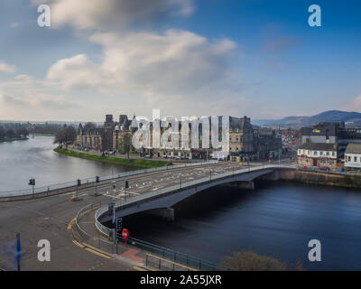 Pont d'Inverness avec aucun trafic sur un jour nuageux ensoleillé 2019, Écosse, Royaume-Uni prises avec la vitesse d'obturation longue vue vers le sud Banque D'Images