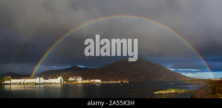 Lochboisdale, île d'Uist du Sud, Hébrides extérieures avec arc-en-ciel, Ben Kenneth, Écosse, Royaume-Uni Banque D'Images