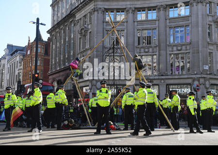 Les manifestants bloquent la route à Oxford Circus, Londres, au cours d'une rébellion d'Extinction (XR) changement climatique de protestation. Banque D'Images