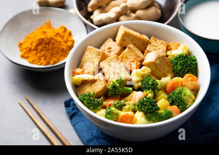 Sauté de tofu et légumes avec sauce satay dans un bol Banque D'Images