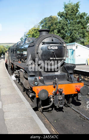 La locomotive à vapeur NYMR Stanier Black 5 Eric Treacy tirant un train de voyageurs à la gare de Grossmont North Yorkshire England Royaume-Uni Banque D'Images