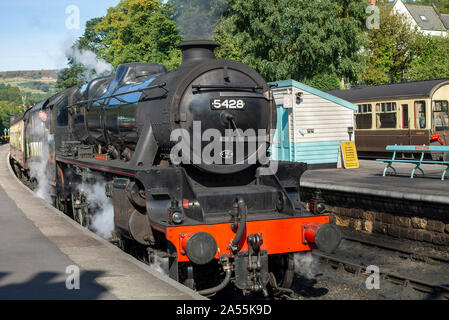 La locomotive à vapeur NYMR Stanier Black 5 Eric Treacy tirant un train de voyageurs à la gare de Grossmont North Yorkshire England Royaume-Uni Banque D'Images