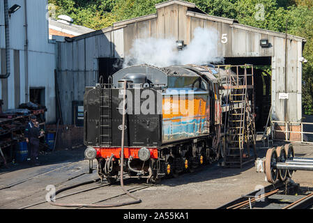 Travaux d'entretien effectués sur le moteur à vapeur 92134 anciens chemins de fer britanniques 9 F à Grossmont North Yorkshire England Royaume-Uni Banque D'Images