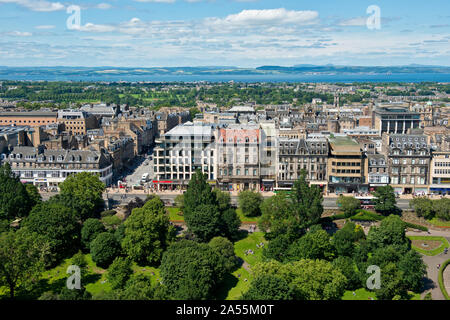 Vue du château d'Édimbourg jusqu'à Princes Street et Princes Gardens. Dans le quartier commerçant du centre-ville d'Édimbourg. L'Ecosse Banque D'Images
