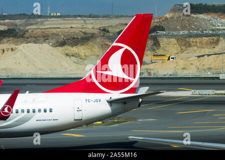 L'Aéroport International d'Istanbul, Turquie, Août 11th, 2019 : Turkish Airlines jet TC-JGV sur la piste et en cours de construction dans l'arrière-plan. Banque D'Images