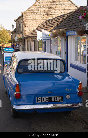 Une vieille voiture Ford Anglia stationnée à l'extérieur d'une boutique Sweet Shop à Goathland North Yorkshire England Royaume-Uni Banque D'Images