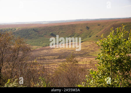 Magnifique Moorland panoramique surplombant Hole of Horcum Levisham Moor près de Pickering North Yorkshire England Royaume-Uni Banque D'Images