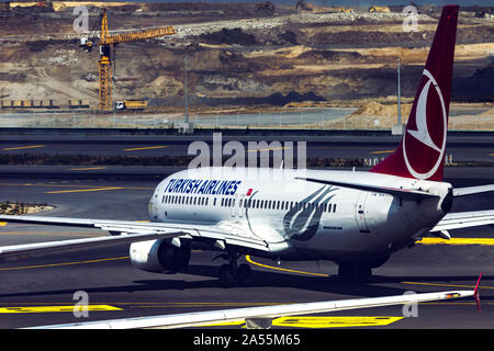 L'Aéroport International d'Istanbul, Août 11th, 2019 : Turkish Airlines Boeing 737-800 déménagement sur la piste de l'Aéroport International d'Istanbul. Banque D'Images