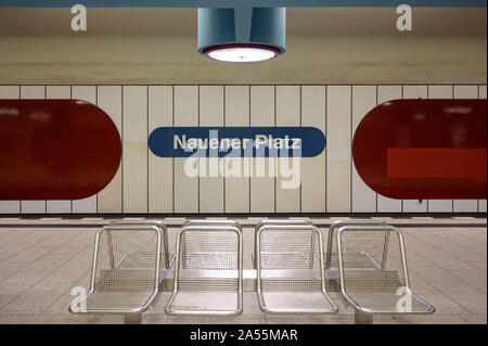 Berlin. L'Allemagne. La Nauener Platz, sur la ligne U9 utilise la police Helvetica. Nauener Platz U-Bahnhof (U-Bahn (métro) conçu par l'architecte allemand Banque D'Images