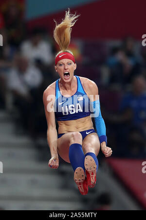 USA's Sandi Morris célèbre un dégagement pendant la finale du saut à la perche femmes Banque D'Images