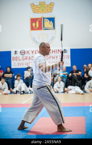 BELGRADE, SERBIE - 28. Septembre 2019. Instructeur Nunchaku Desimir Stojkovic Système Desko démontrer les techniques sur le Nunchuck Soirée de martiale. KYOKU Banque D'Images