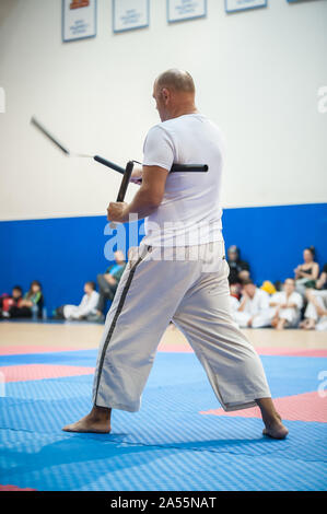 BELGRADE, SERBIE - 28. Septembre 2019. Instructeur Nunchaku Desimir Stojkovic Système Desko démontrer les techniques sur le Nunchuck Soirée de martiale. KYOKU Banque D'Images