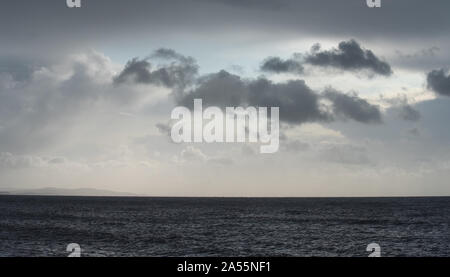 Lyme Regis, dans le Dorset, UK. 18 octobre 2019. Météo France : Moody skies à Lyme Regis sur une autre journée mixte d'ensoleillement et d'une douche. Temps incertain est prévue au cours de la fin de semaine. Credit : Celia McMahon/Alamy Live News. Banque D'Images