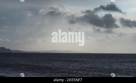 Lyme Regis, dans le Dorset, UK. 18 octobre 2019. Météo France : Moody skies à Lyme Regis sur une autre journée mixte d'ensoleillement et d'une douche. Temps incertain est prévue au cours de la fin de semaine. Credit : Celia McMahon/Alamy Live News. Banque D'Images