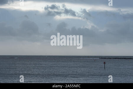 Lyme Regis, dans le Dorset, UK. 18 octobre 2019. Météo France : Moody skies à Lyme Regis sur une autre journée mixte d'ensoleillement et d'une douche. Temps incertain est prévue au cours de la fin de semaine. Credit : Celia McMahon/Alamy Live News. Banque D'Images