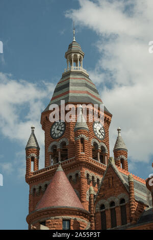 Partie supérieure de l'ancien palais de justice du comté de Dallas, affectueusement connue localement sous le nom de l'ancien palais rouge, maintenant un musée au centre-ville de Dallas, Texas Banque D'Images