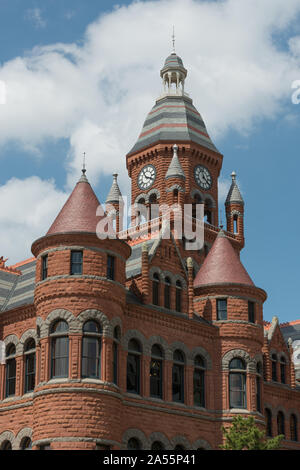 Partie supérieure de l'ancien palais de justice du comté de Dallas, affectueusement connue localement sous le nom de l'ancien palais rouge, maintenant un musée au centre-ville de Dallas, Texas Banque D'Images