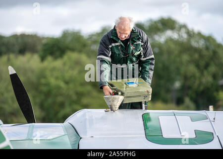 OLD WARDEN, BEDFORDSHIRE, ROYAUME-UNI, 6 OCTOBRE 2019. Un pilote se prépare à ajouter du carburant aux réservoirs d'aile. Journée de course à Shuttleworth Banque D'Images